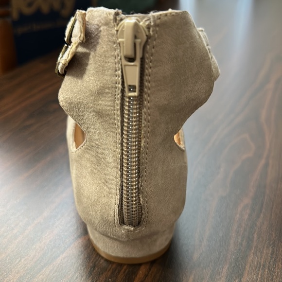 Style name Mabel taupe suede 8 1/2 shoe - Picture 3 of 4